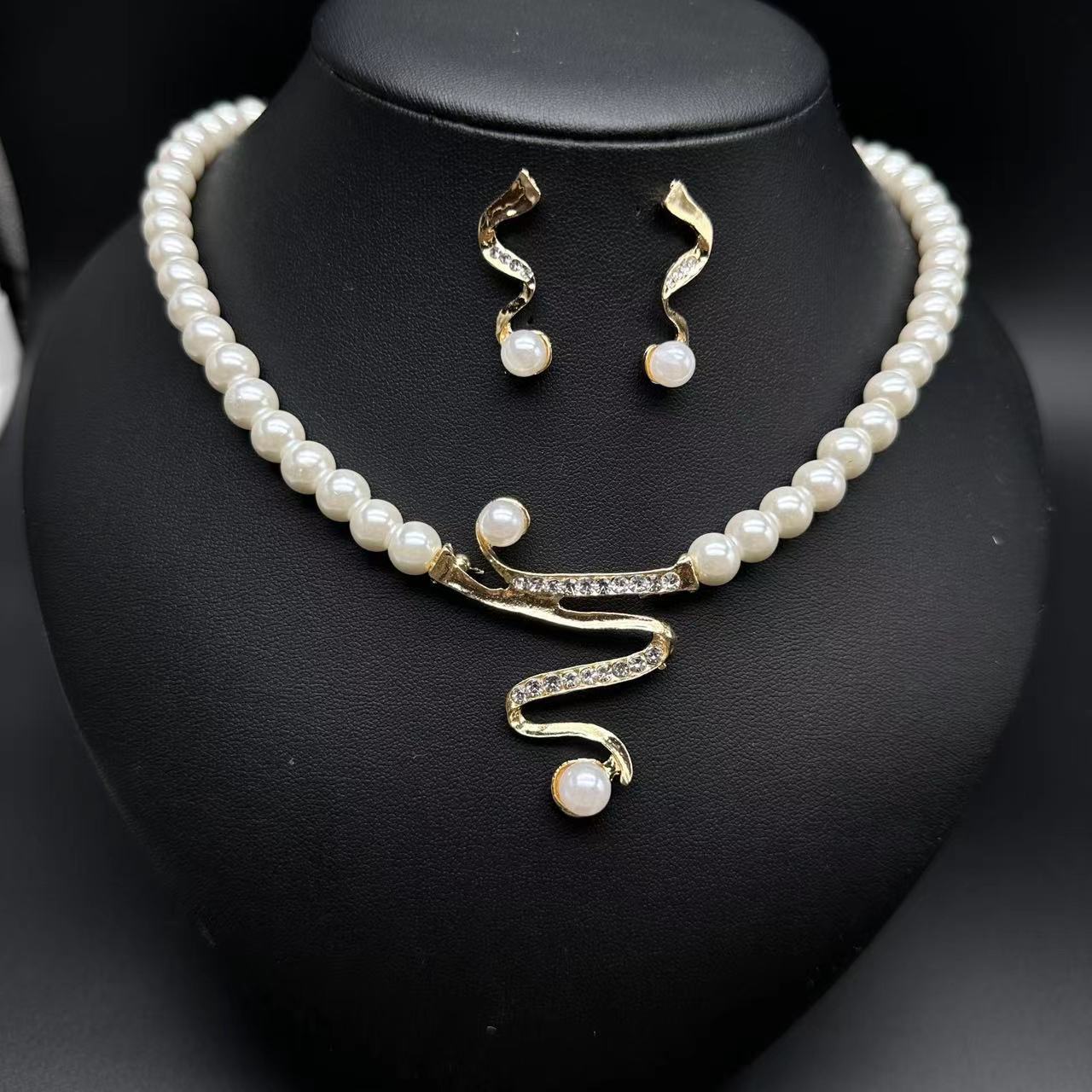 Fashion Personality Deep V Clavicle Pearl Pendant Suit - URBAN METRO
