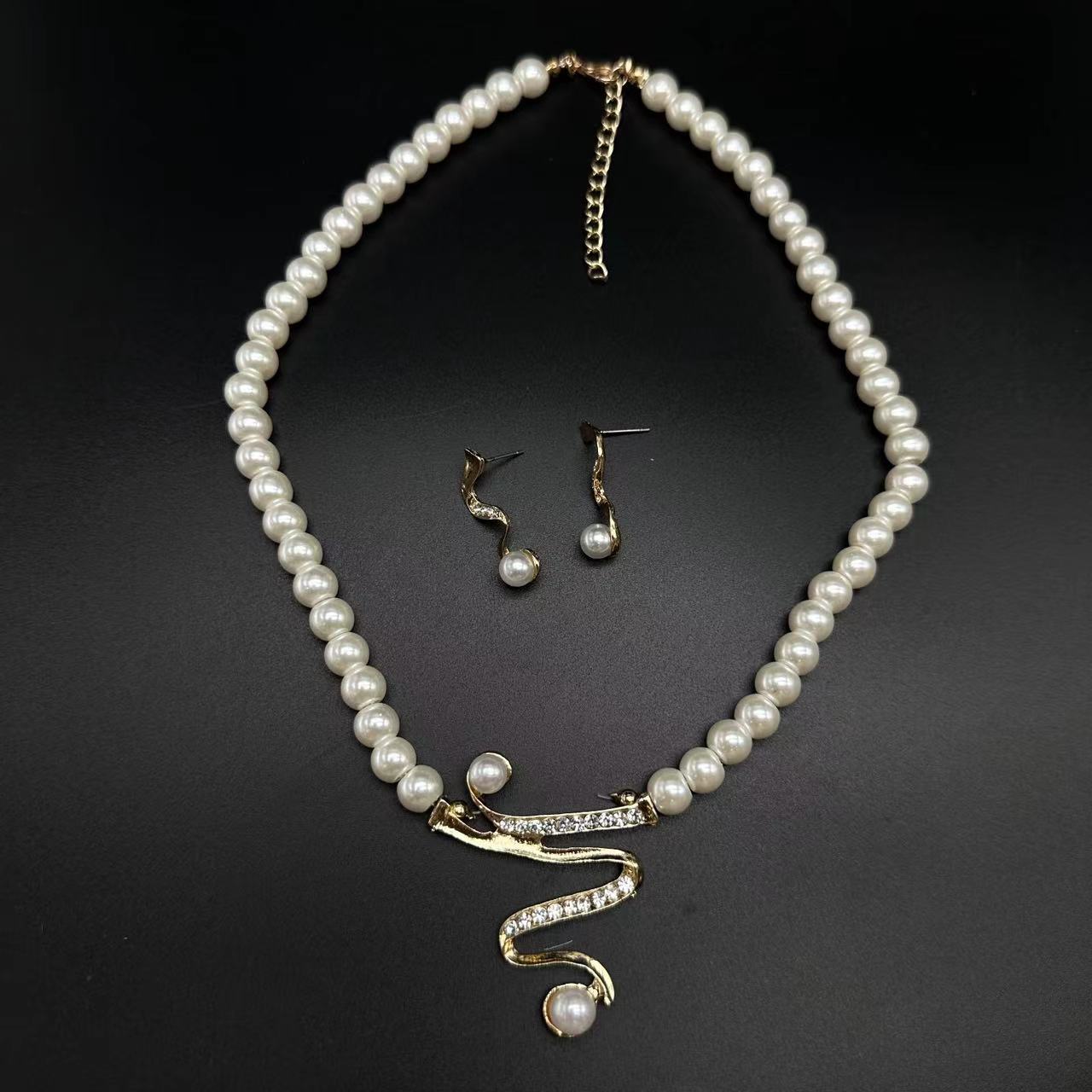 Fashion Personality Deep V Clavicle Pearl Pendant Suit - URBAN METRO