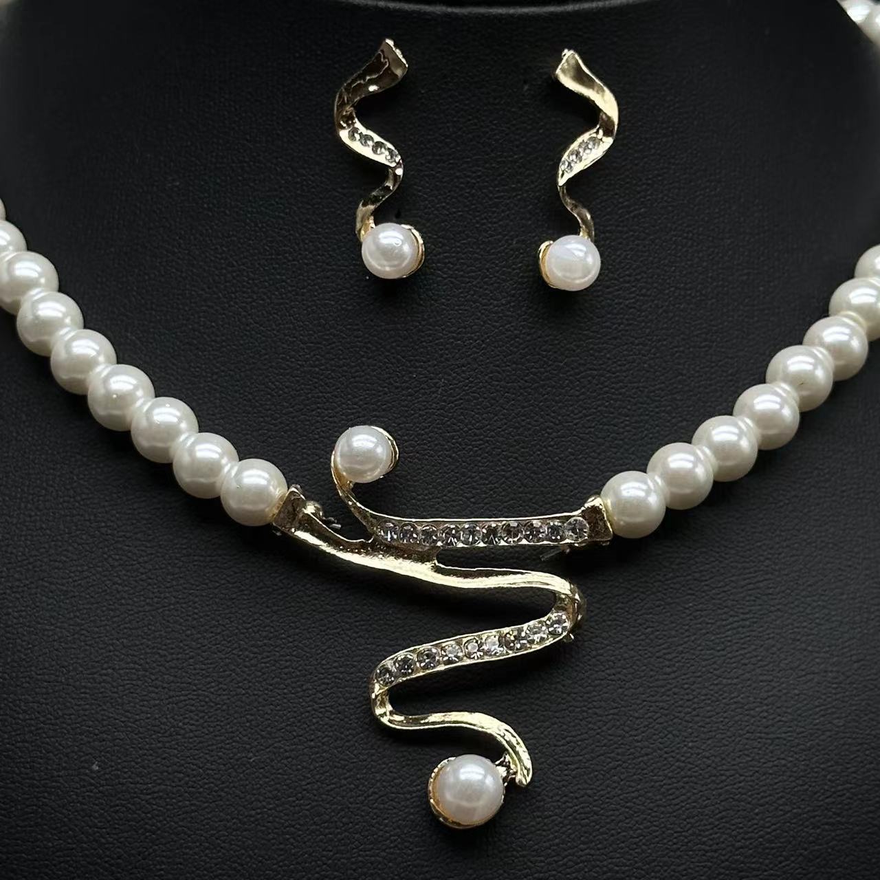Fashion Personality Deep V Clavicle Pearl Pendant Suit - URBAN METRO