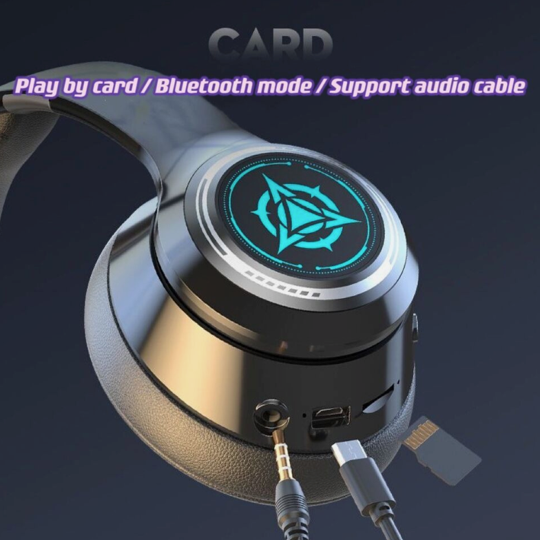 Headphones with USB and audio cable on a dark background, featuring the brand 'CARD'.