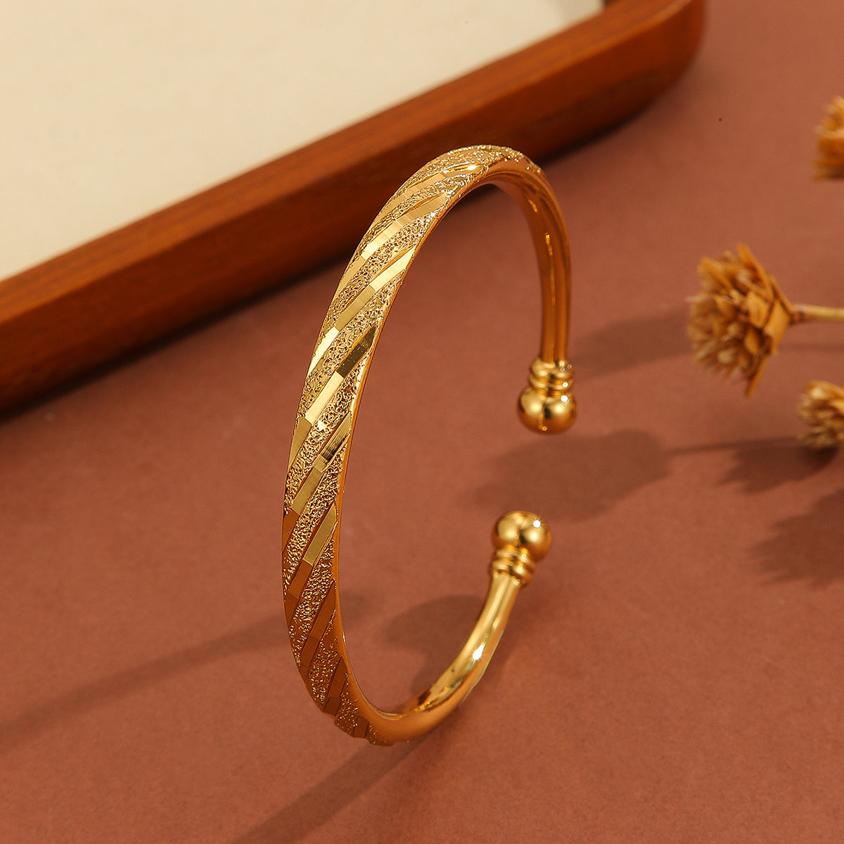 1pcsVintage Gold-plated 18k Delicate Pattern Bracelet, Sand Gold Women's Open Bracelet, Suitable For Daily Wear Holiday Gifts - URBAN METRO